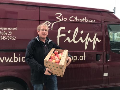 Lieferant von Filipp bringt Äpfel